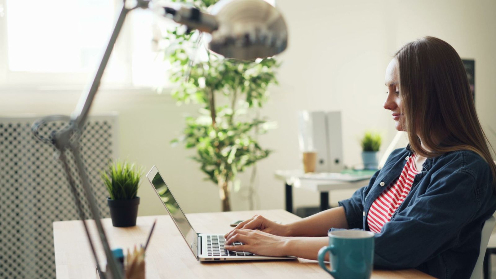 Frau arbeitet am Laptop im Büro