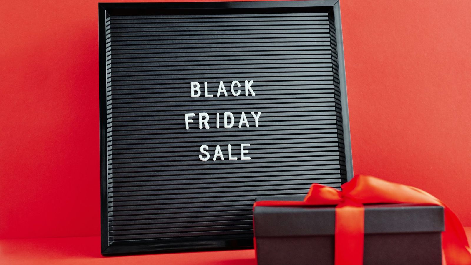 Letterboard mit der Aufschrift Black Friday Sale neben einem Geschenk