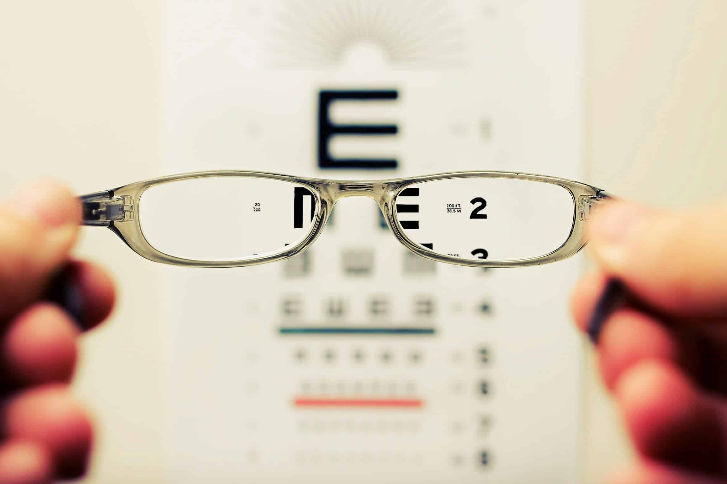 Sieht man mit Kontaktlinsen besser als mit Brille?