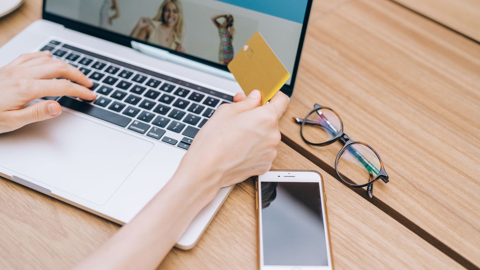 Online-Bestellung am Laptop mit Bankkarte