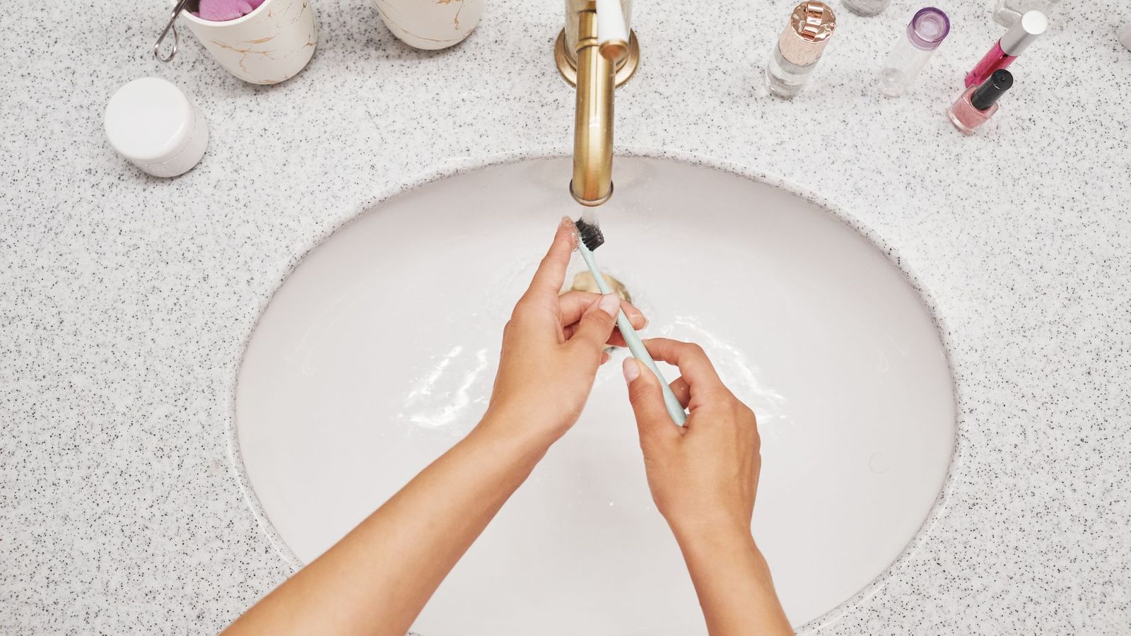 Hände am Waschbecken bei der Morgenroutine