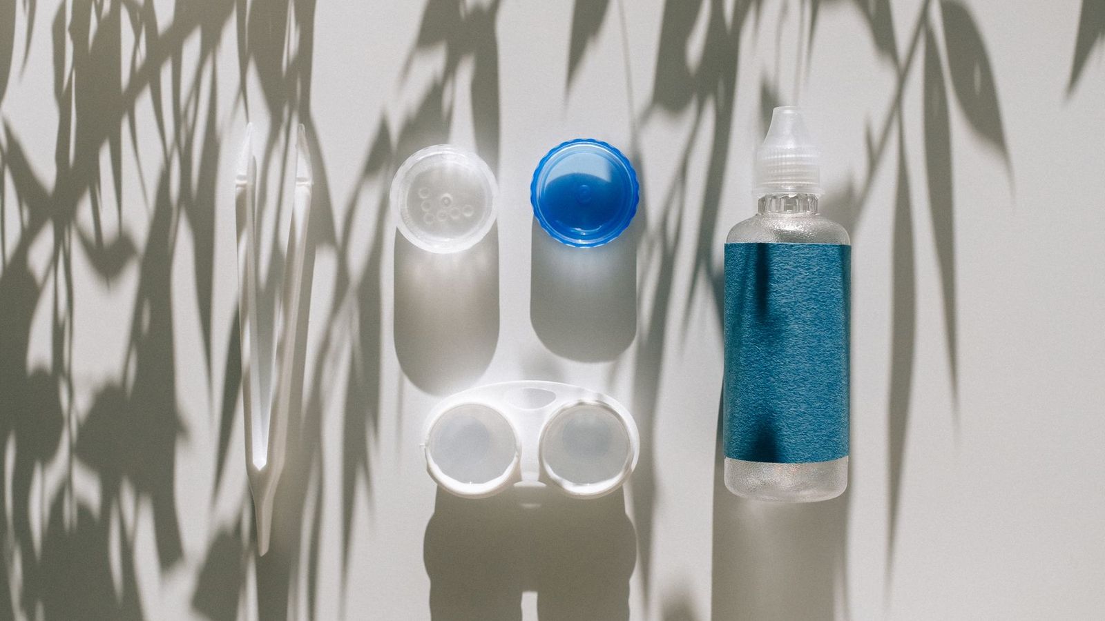 Kontaktlinsenbehälter und Flasche mit Pflegelösung