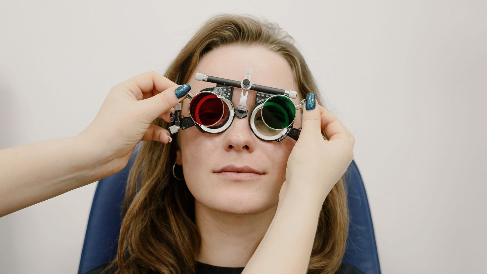 Frau mit Messbrille beim Sehtest