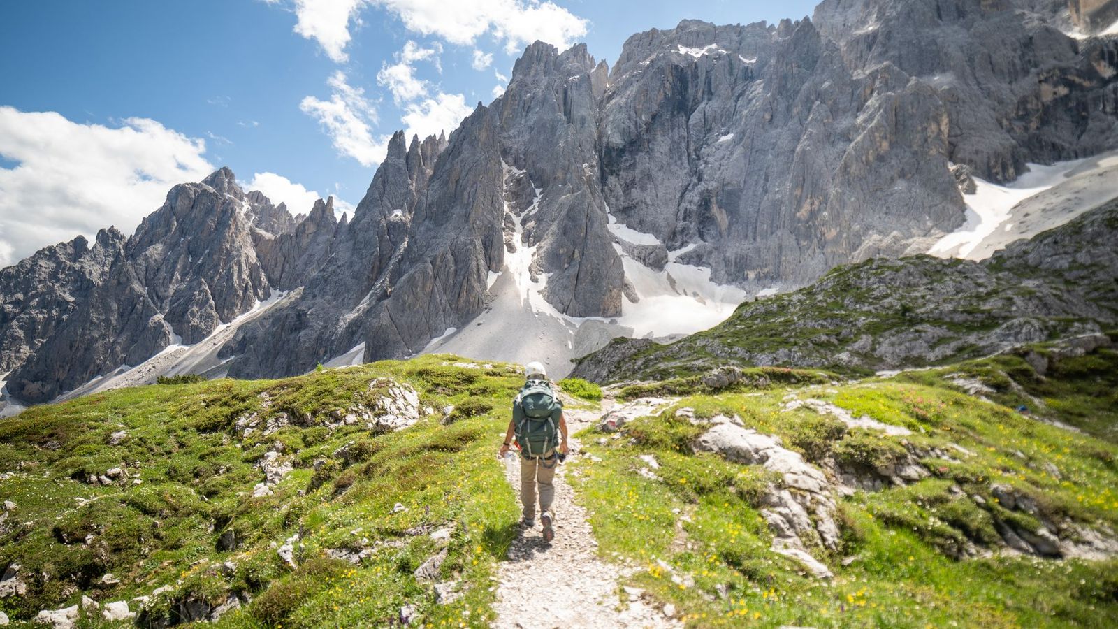 Wanderer auf einem Bergpfad